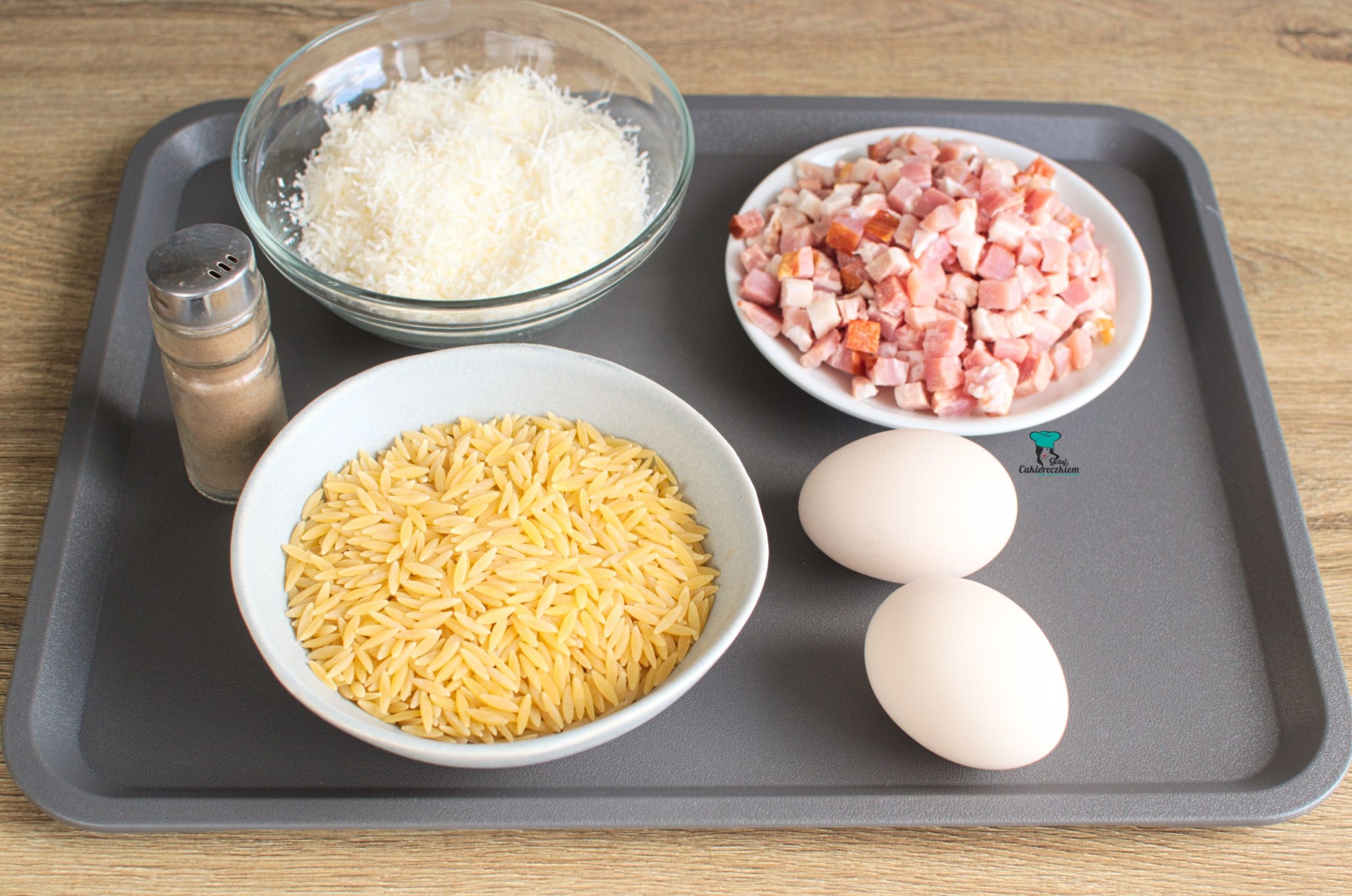 Składniki na carbonare z makaronem orzo