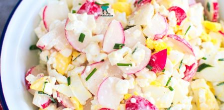 Śniadaniowa sałatka z serkiem wiejskim