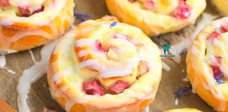 Drożdżowe ślimaczki z budyniem i rabarbarem