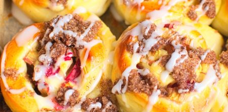 Drożdżowe ślimaczki z rabarbarem i cynamonową skorupką