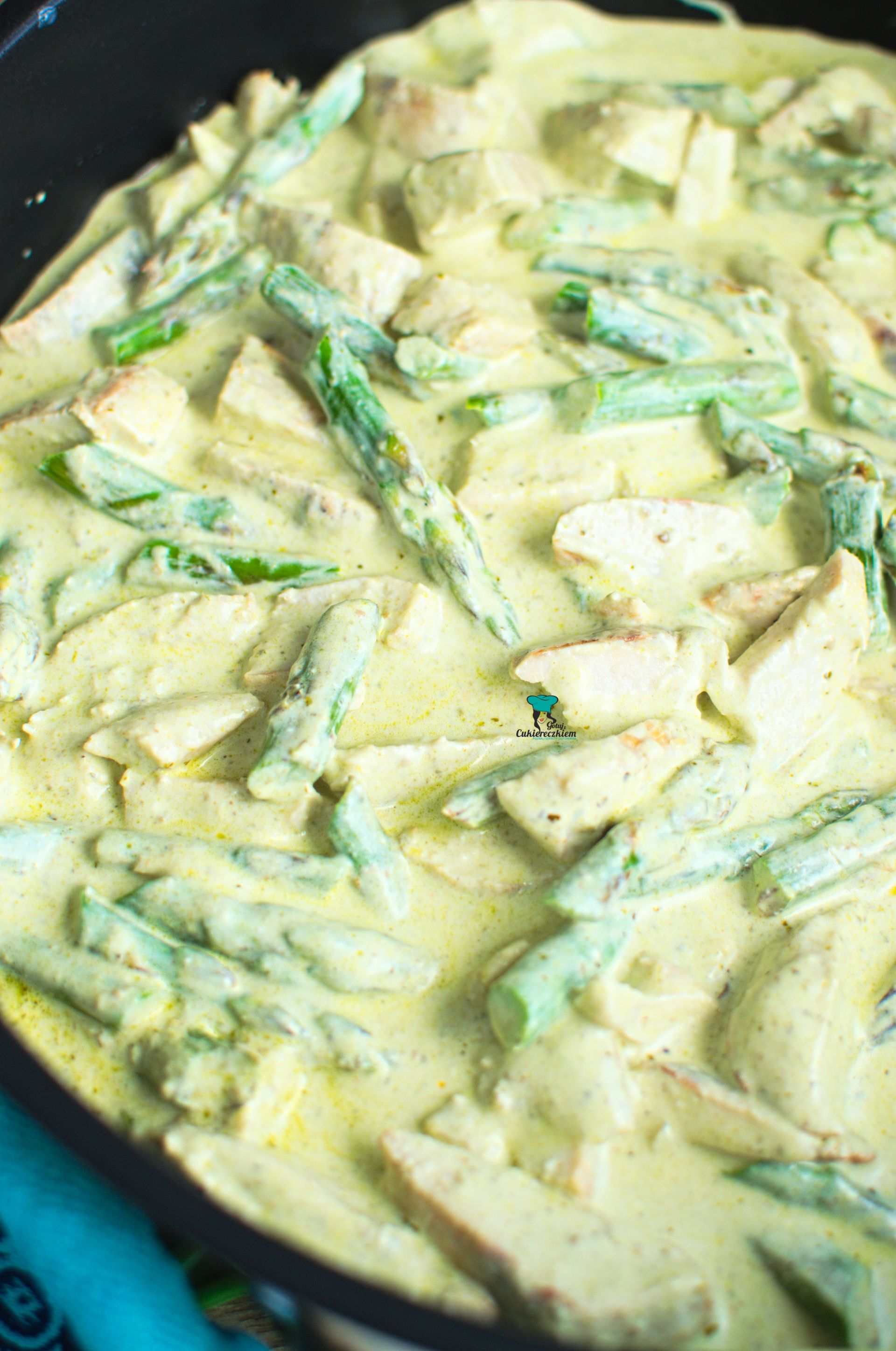 Kurczak w sosie pesto ze szparagami