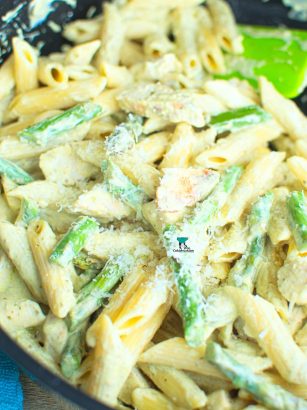 Kurczak w sosie pesto ze szparagami