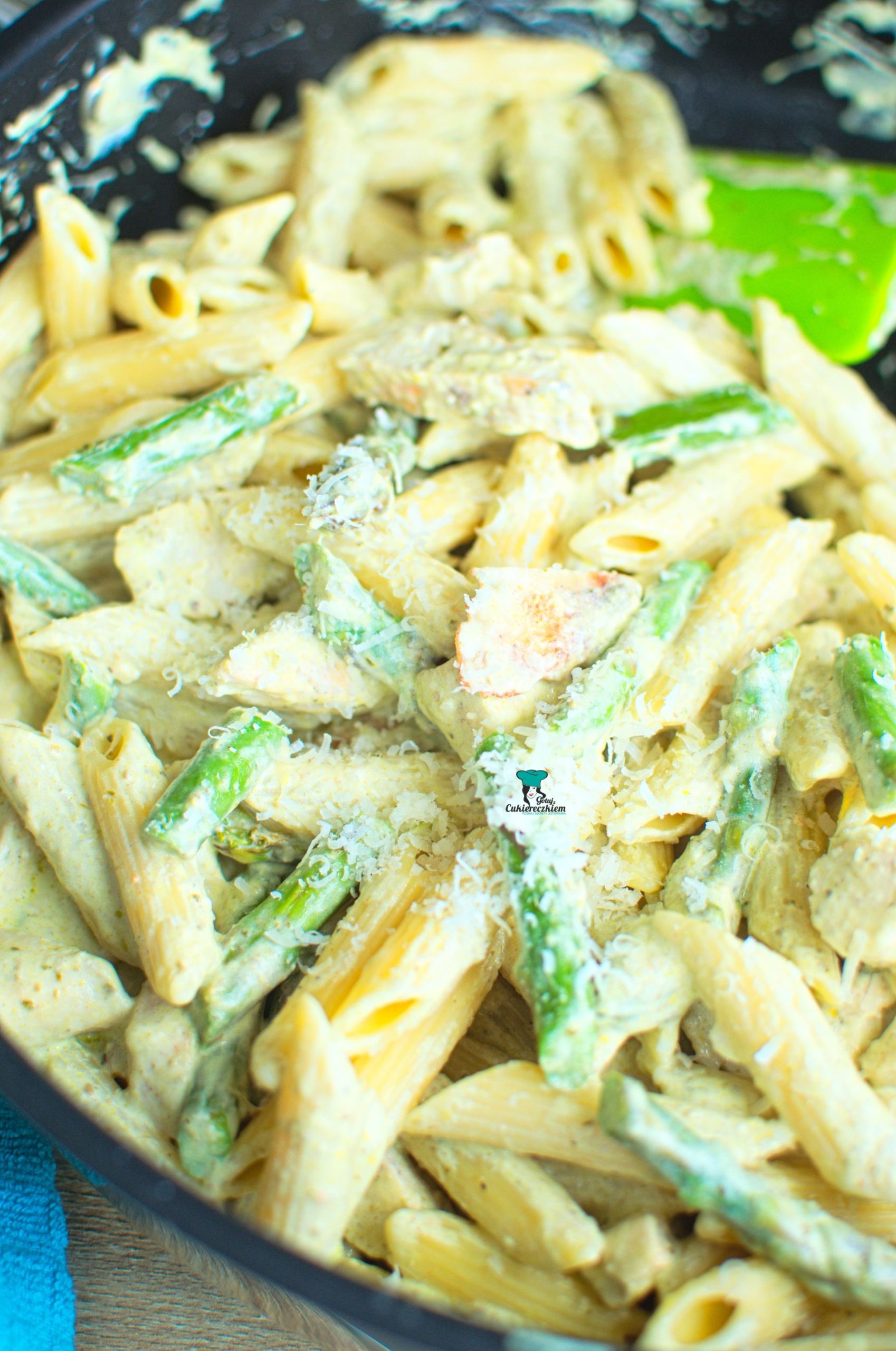 Kurczak w sosie pesto ze szparagami
