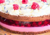 Tort malinowy z budyniem