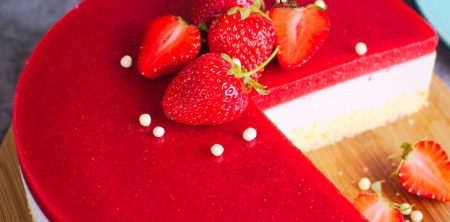 Ciasto z białą czekoladą i truskawkami