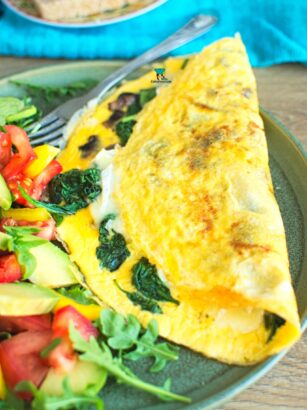 Omlet z pieczarkami, szpinakiem i camembertem
