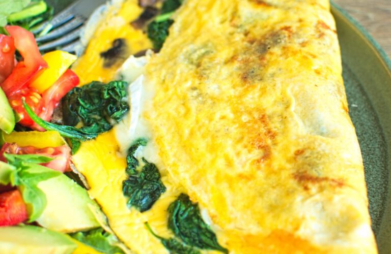 Omlet z pieczarkami, szpinakiem i camembertem
