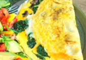 Omlet z pieczarkami, szpinakiem i camembertem