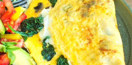 Omlet z pieczarkami, szpinakiem i camembertem