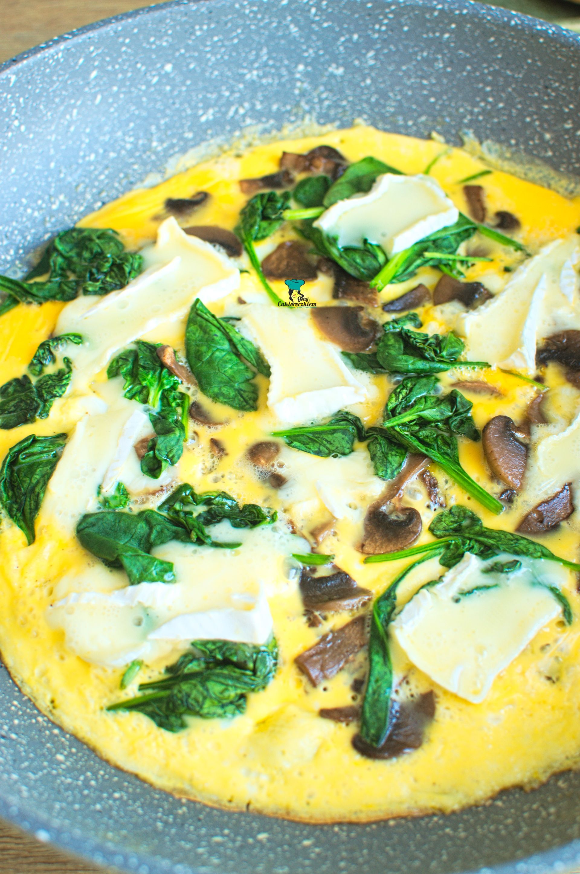 Omlet z pieczarkami, szpinakiem i camembertem