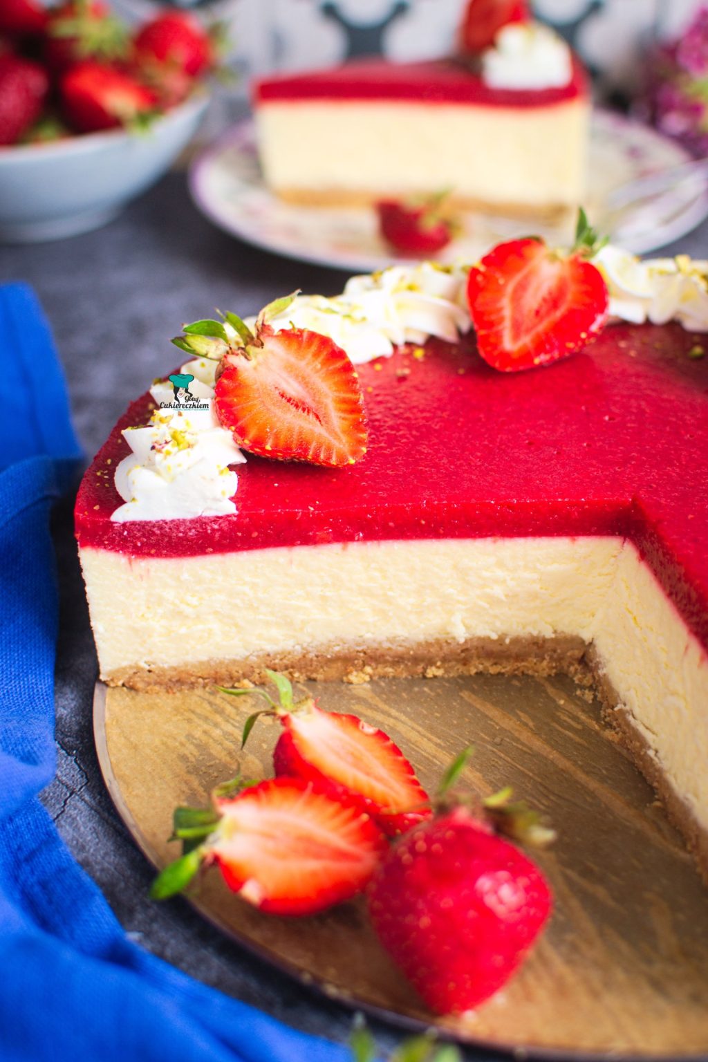 Sernik z musem truskawkowym