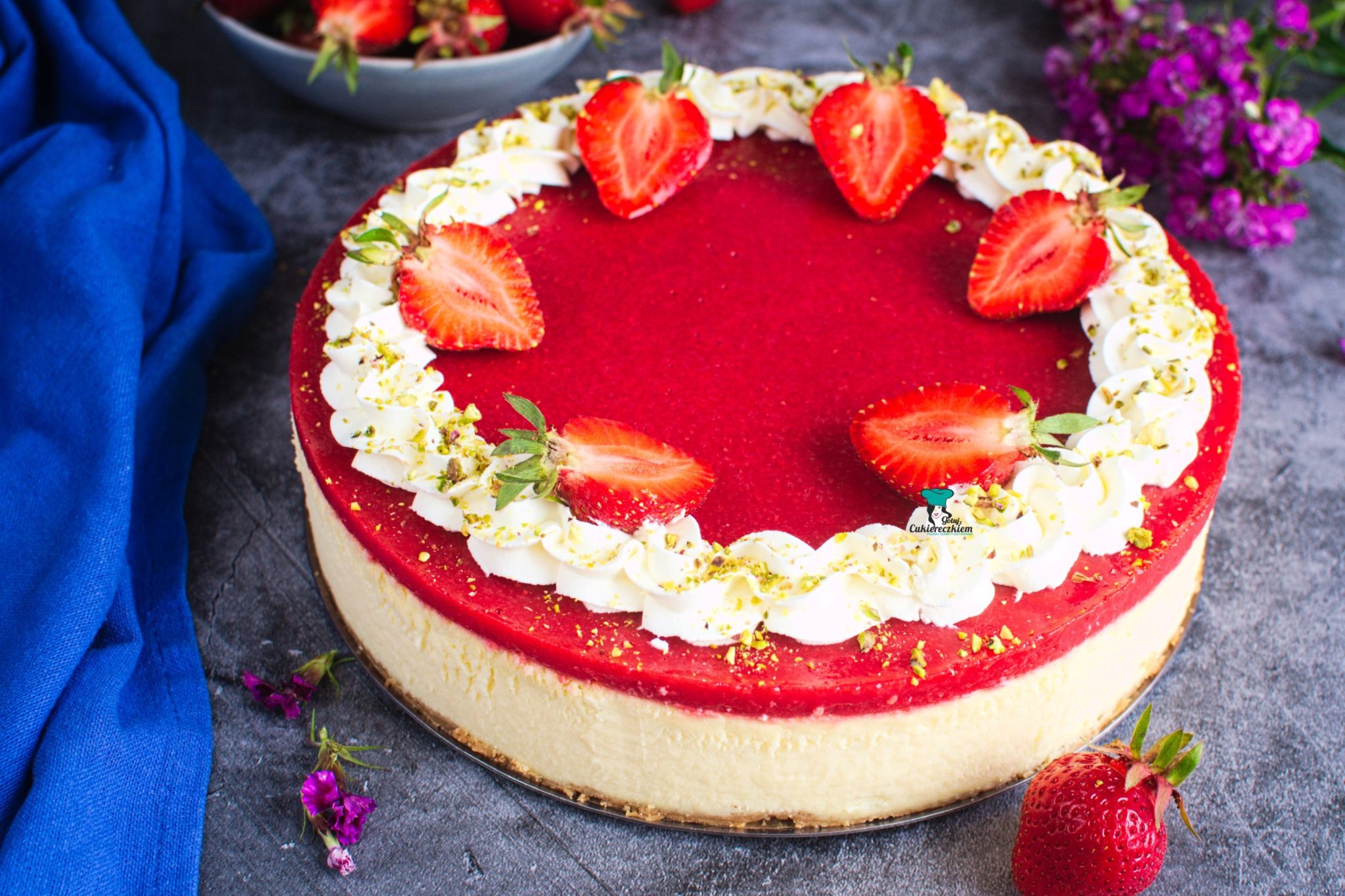 Sernik z musem truskawkowym