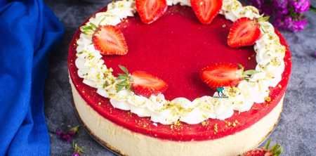 Sernik z musem truskawkowym