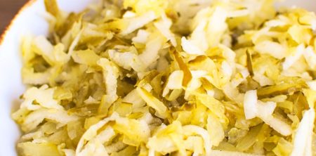 Surówka z kiszonych ogórków i jabłka