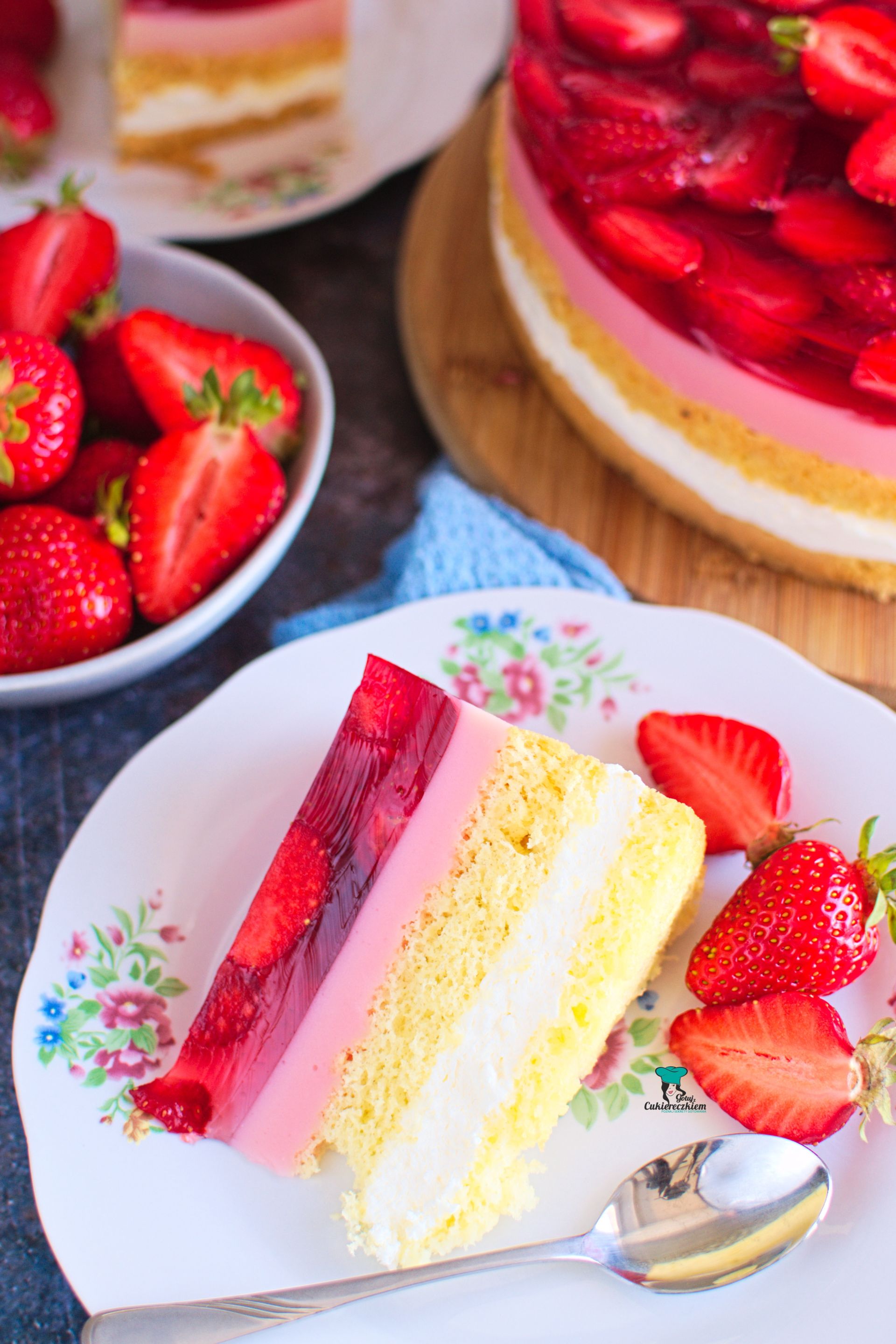 Tort truskawkowy z budyniem