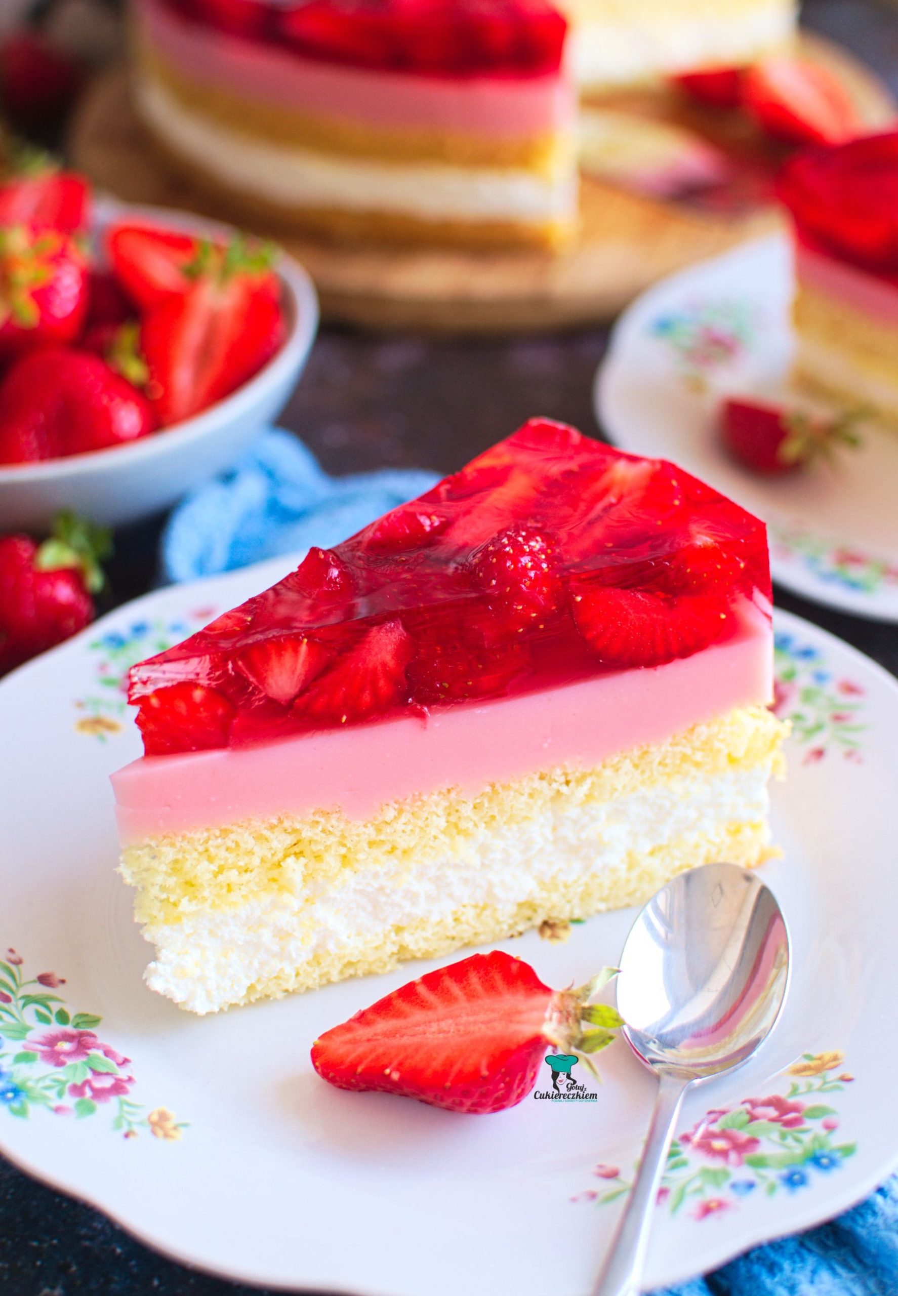 Tort truskawkowy z budyniem