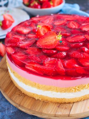 Tort truskawkowy z budyniem