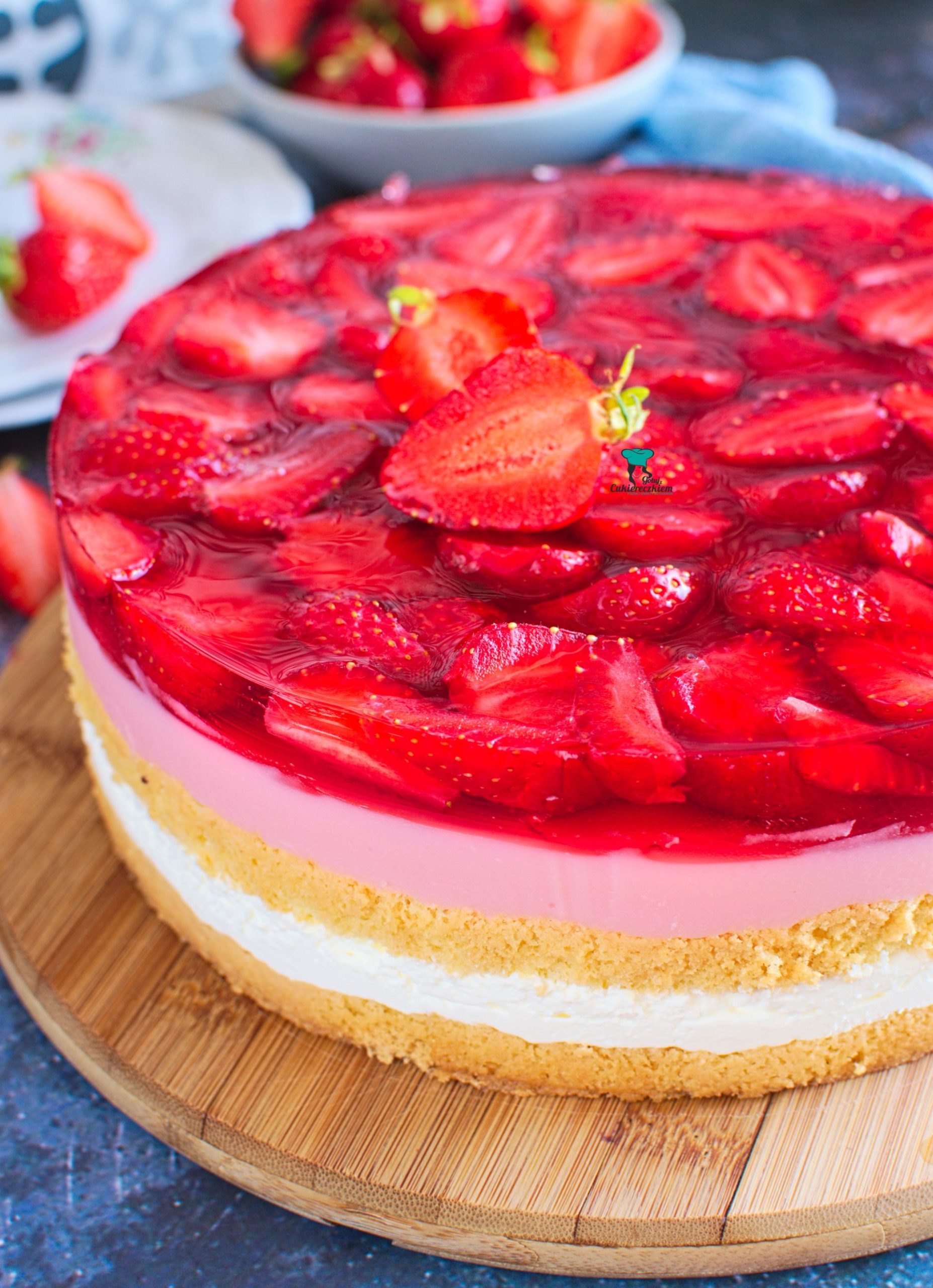 Tort truskawkowy z budyniem