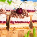 Sałatka z mozzarellą, pomidorkami, awokado i ogórkiem