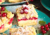 Kruche ciasto z budyniową pianką i porzeczkami