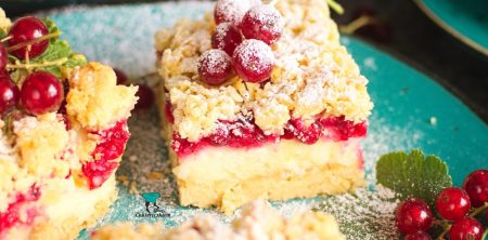 Kruche ciasto z budyniową pianką i porzeczkami