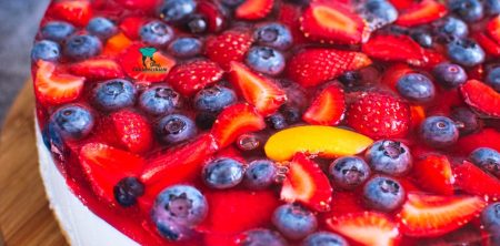 Letni biszkopt z bitą śmietaną i owocami