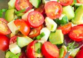 Sałatka z mozzarellą, pomidorkami, awokado i ogórkiem