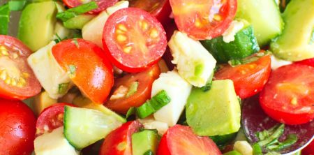 Sałatka z mozzarellą, pomidorkami, awokado i ogórkiem