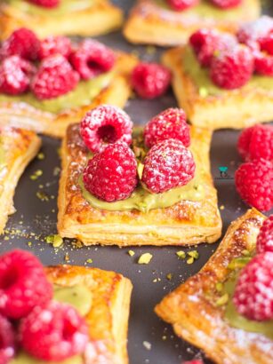 Ciastka francuskie z kremem pistacjowym i malinami