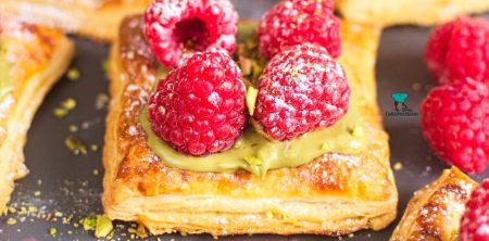 Ciastka francuskie z kremem pistacjowym i malinami