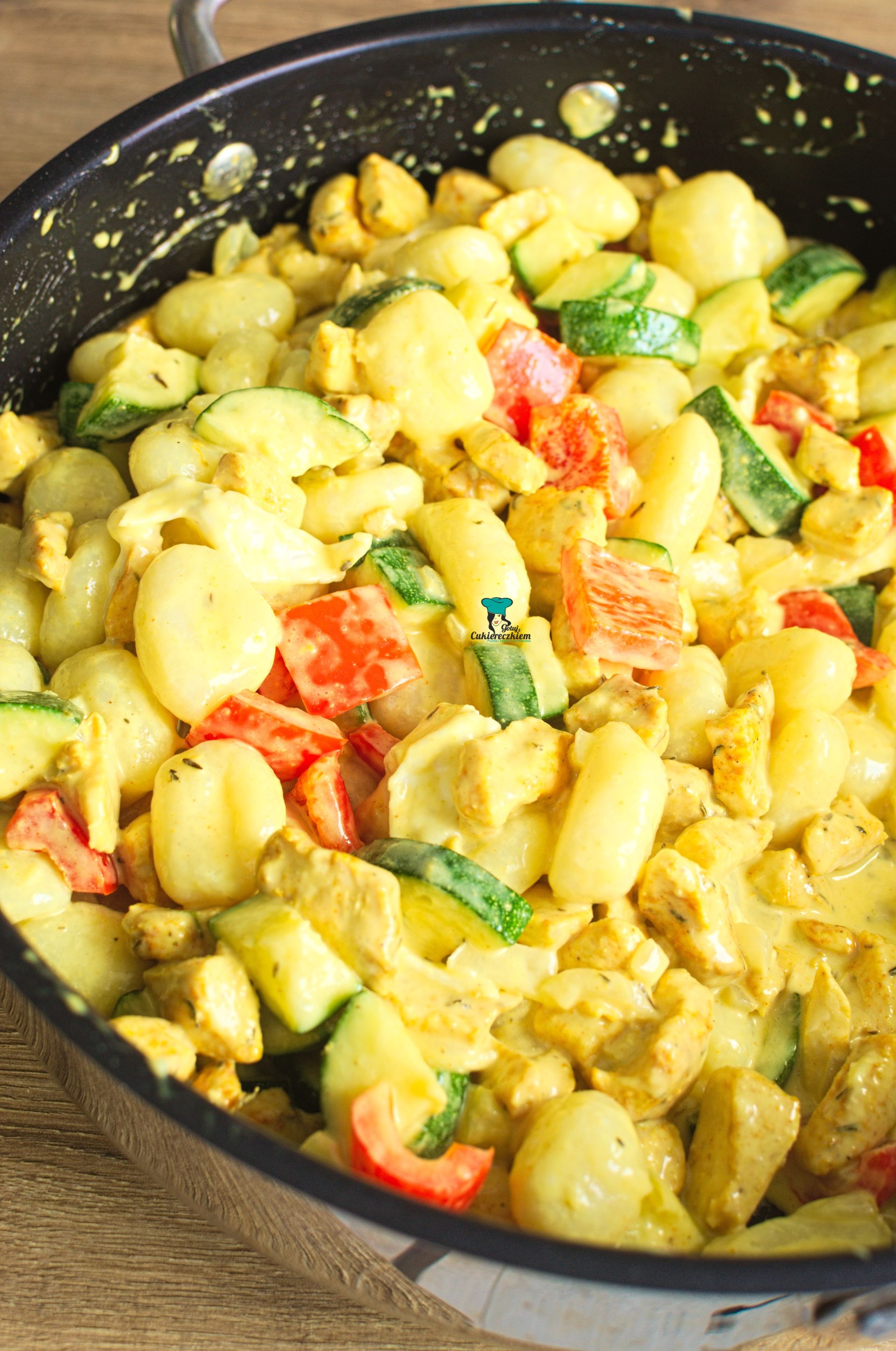Gnocchi z kurczakiem, cukinią, papryką i camembertem