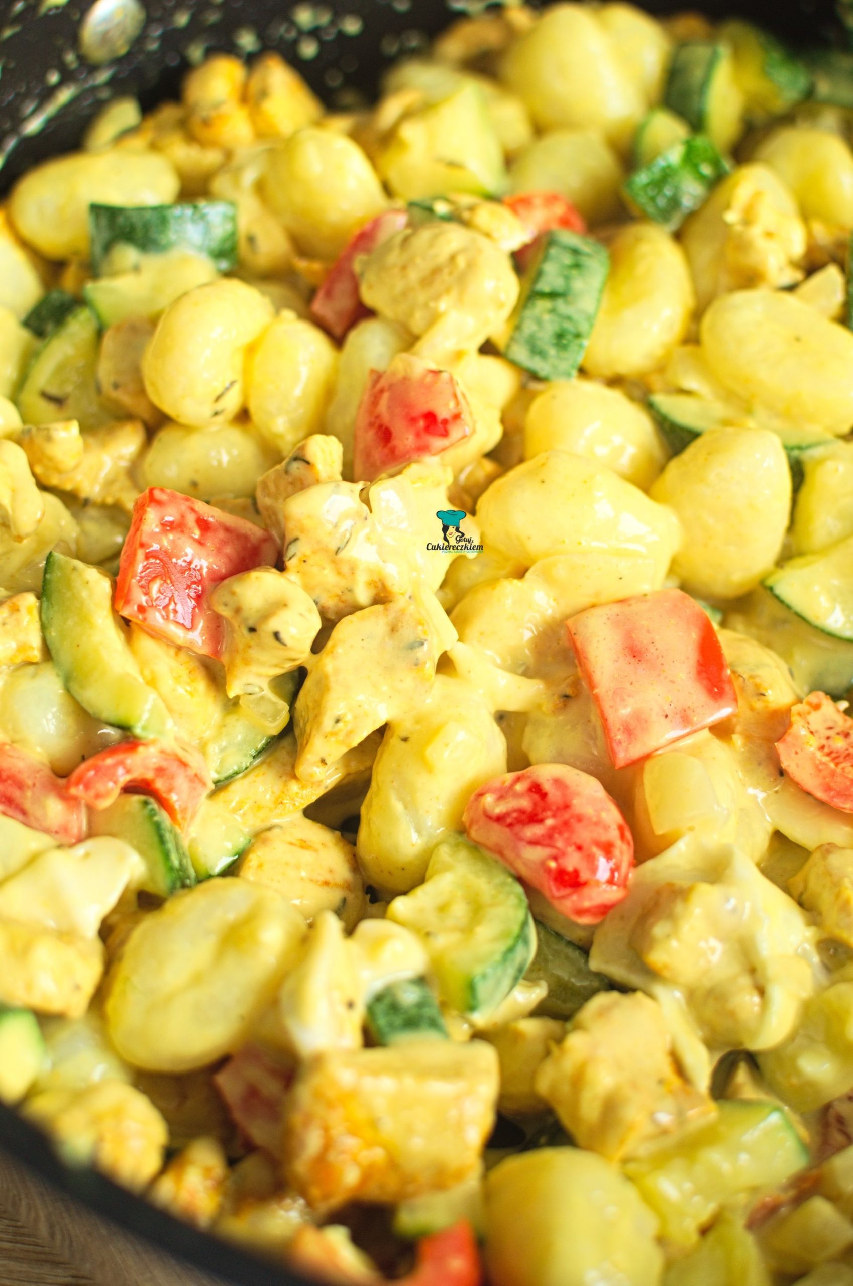 Gnocchi z kurczakiem, cukinią, papryką i camembertem