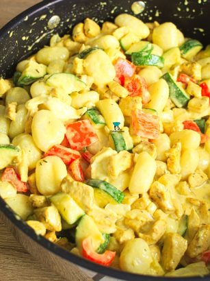 Gnocchi z kurczakiem, cukinią, papryką i camembertem