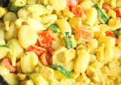 Gnocchi z kurczakiem, cukinią, papryką i camembertem