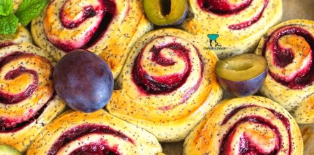 Makowe ślimaczki drożdżowe ze śliwkami