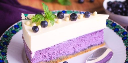 Sernik jagodowy z musem z białej czekolady