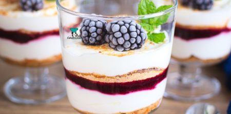 Deser z jeżynami i amaretti