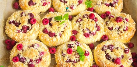 Drożdżówki z malinami i migdałową kruszonką