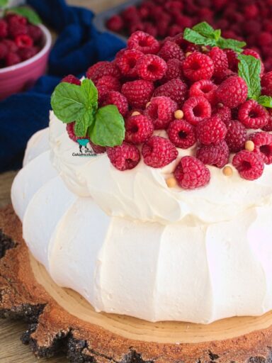 Pavlova z malinami i kremem karmelowym