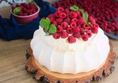 Pavlova z malinami i kremem karmelowym