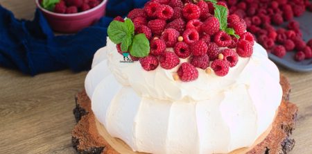 Pavlova z malinami i kremem karmelowym