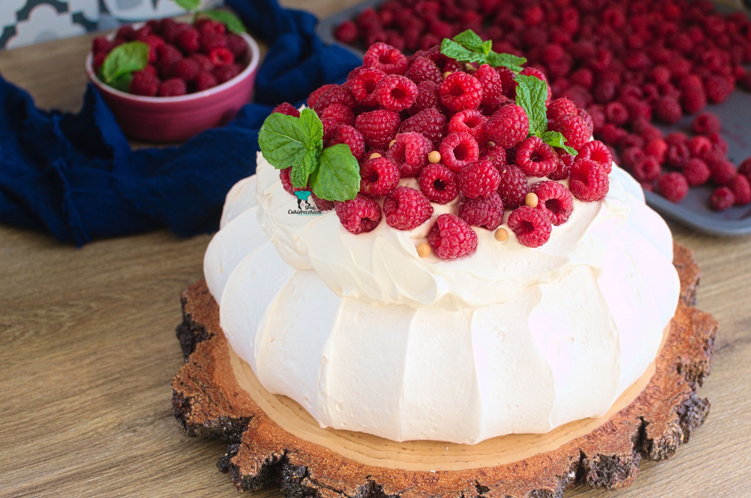Pavlova z malinami i kremem karmelowym