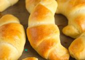 Rogaliki drożdżowe z marmoladą
