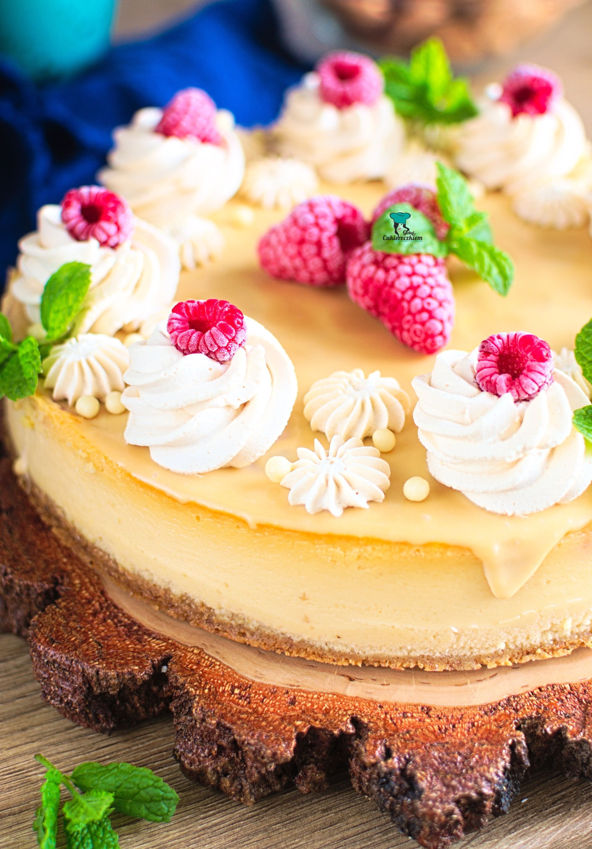 Sernik karmelowy z mascarpone i malinami