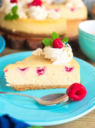 Sernik karmelowy z mascarpone i malinami