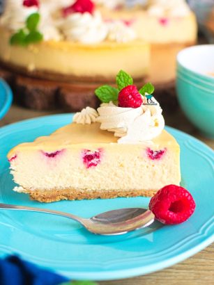 Sernik karmelowy z mascarpone i malinami