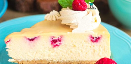 Sernik karmelowy z mascarpone i malinami