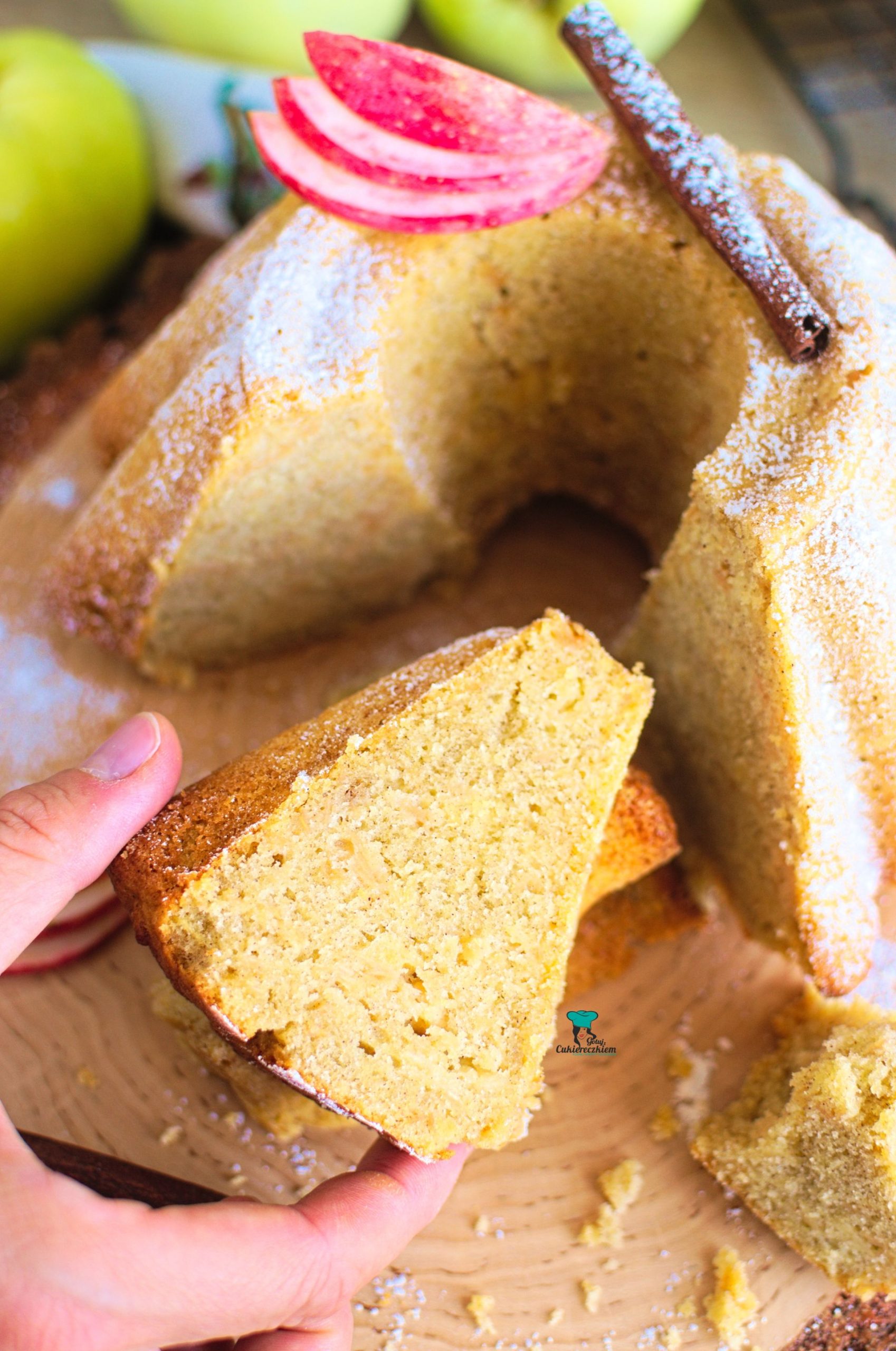 Babka z tartymi jabłkami