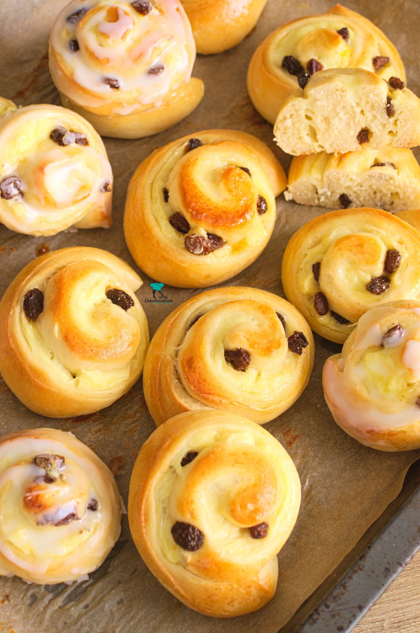 Drożdżowe ślimaczki z budyniem i rodzynkami