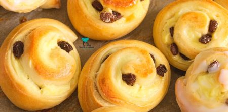 Drożdżowe ślimaczki z budyniem i rodzynkami